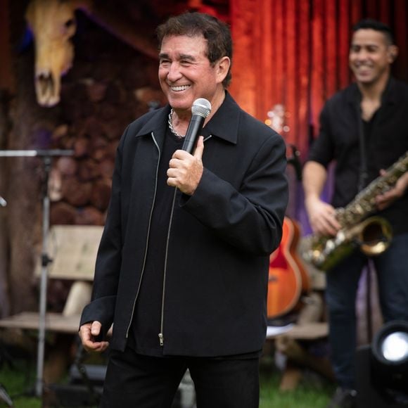 Cantor Amado Batista foi envolvido em uma suposta polêmica de fim do casamento com a Miss Calita Franciele desde a semana passada.