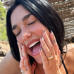 As unhas com bolinha de Dua Lipa e Hailey Bieber prometem bombar na primavera 2025; veja as tendências de manicure das famosas!