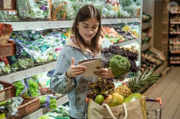 Anotar a lista de compras do supermercado em uma folha de papel pode parecer um hábito antigo, mas a psicologia explica que escrever à mão ativa áreas do cérebro ligadas à memória, à percepção e à coordenação motora, ajudando a lembrar melhor dos produtos e a se concentrar na tarefa