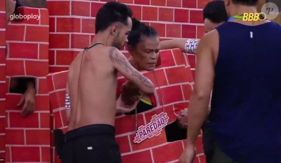 Vilma precisou ser amparada pelos outros participantes e atendida por um médico