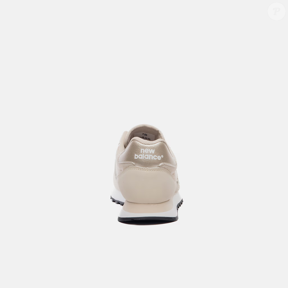 Com estética minimalista e preço mais acessível, o New Balance 500V2 é uma opção para quem quer atualizar o guarda roupa de inverno sem apostar necessariamente nos modelos mais caros e ainda manter um visual sofisticado