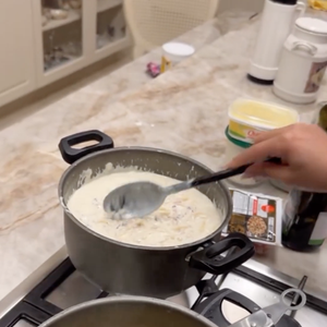 Com o macarrão cozinho, incorpore no molho e está pronto para servir