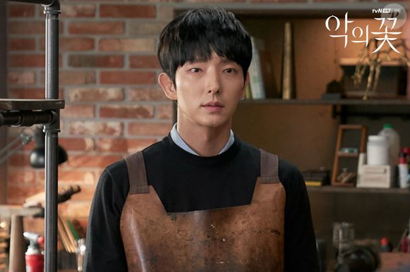 A partir daí, Cha Ji-won se vê envolvida em um dilema moral envolvendo sua família e o trabalho como investigadora