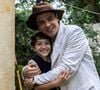 Candinho (Sergio Guizé) e Samir (Davi Malizia) em 'Êta Mundo Melhor' se abraçam após revelação de paternidade