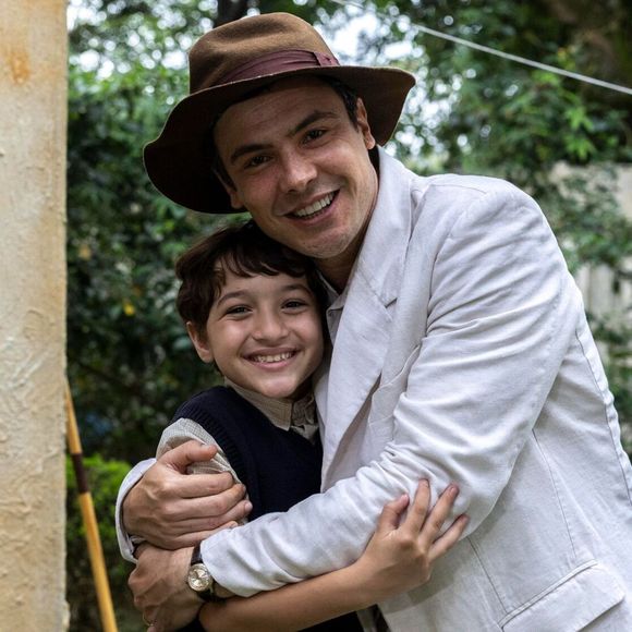 Candinho (Sergio Guizé) e Samir (Davi Malizia) em 'Êta Mundo Melhor' se abraçam após revelação de paternidade