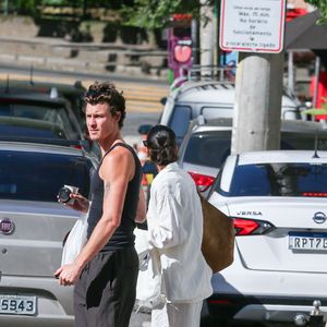 Look de Bruna Marquezine chama atenção em passeio com Shawn Mendes: atriz aposta em conjunto de linho oversized e sofisticado