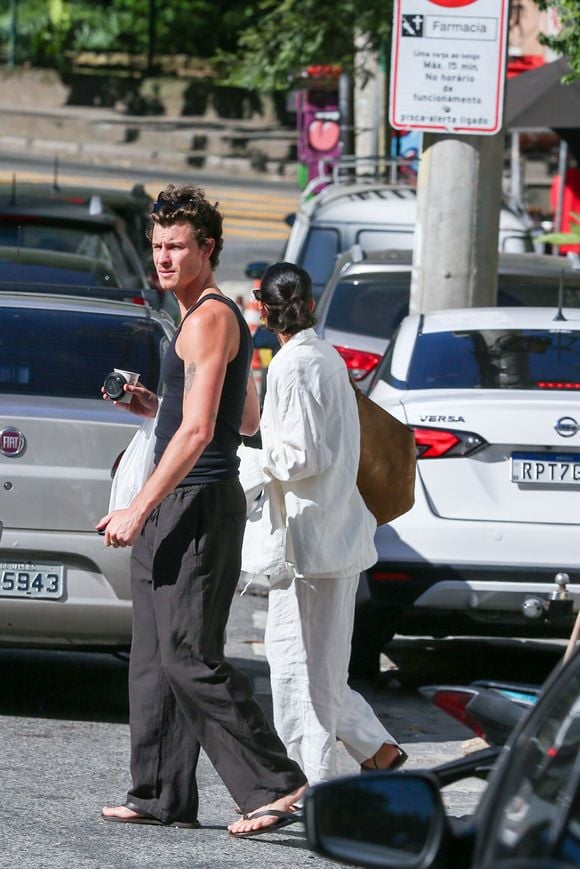 Look de Bruna Marquezine chama atenção em passeio com Shawn Mendes: atriz aposta em conjunto de linho oversized e sofisticado
