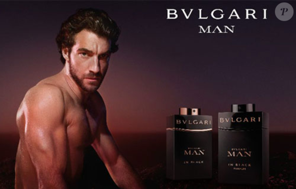 A nova versão da icônica linha Man in Black, lançada originalmente em 2014, ganhou em 2025 uma interpretação mais intensa, luxuosa e envolvente