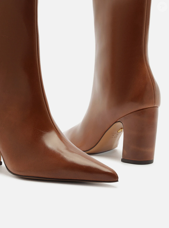 Nem preta, nem bege: bota caramelo da Arezzo ganha destaque por combinar com as cores mais desejadas da temporada e reforçar a tendência boho chic