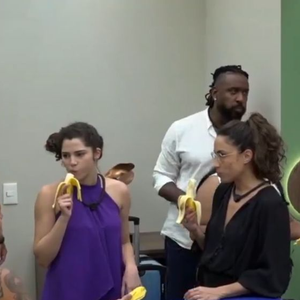 Participantes do 'Casa do Patrão' levaram bronca por aceitarem bananas servidas por um dos integrantes do Trampo
