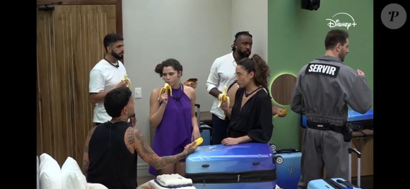 Participantes do 'Casa do Patrão' levaram bronca por aceitarem bananas servidas por um dos integrantes do Trampo