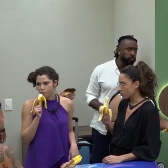 Participantes do 'Casa do Patrão' levaram bronca por aceitarem bananas servidas por um dos integrantes do Trampo