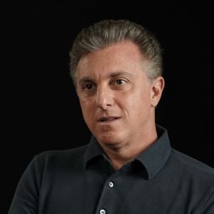 A possibilidade de Luciano Huck seguir carreira política também foi alvo de críticas de Marcelo Madureira. Durante entrevista ao podcast Resenha com TF, em julho de 2024, o ex-integrante do Casseta e Planeta afirmou que o apresentador deveria passar por outras etapas antes de pensar em disputar a Presidência da República