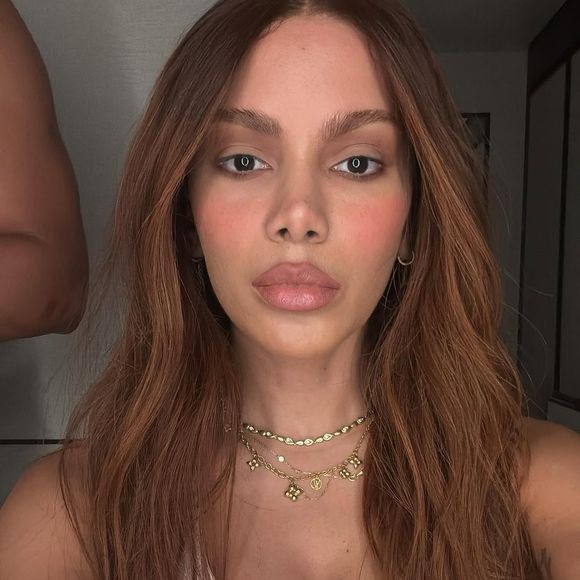 Anitta virou assunto na web após sumir e aparecer completamente transformada