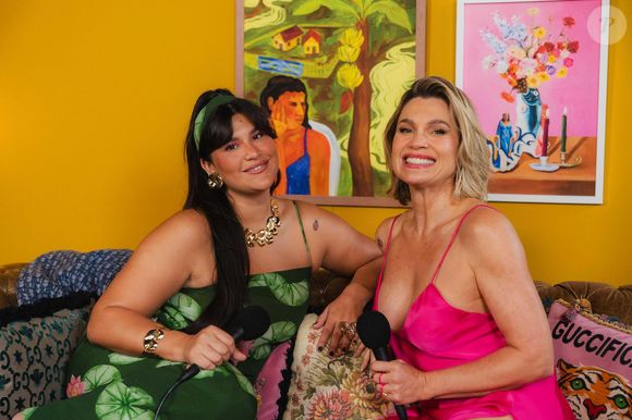 Flávia Alessandra divide com a filha Giulia Costa a apresentação do podcast ‘Pé no Sofá Pod’