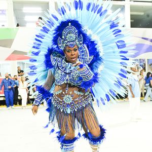 Cacau Protásio deu show de carisma e samba no pé