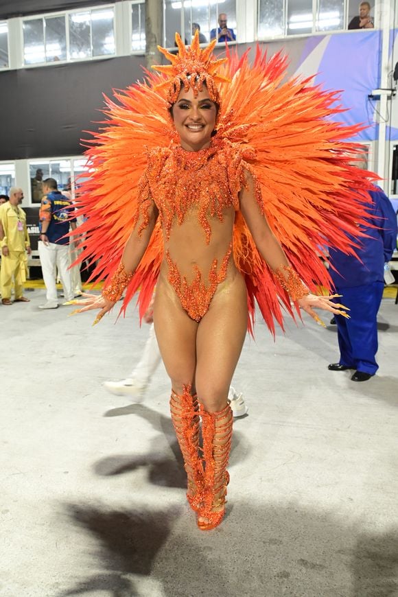 Mileide Mihaile estreou, na madrugada desta terça-feira (17), como rainha de bateria da Unidos da Tijuca