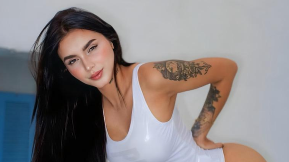 Bizarro! Ex de Neymar, Fernanda Campos ganha mais de R$ 70 mil para pisotear fã do jogador com salto: 'Ritual de adoração'