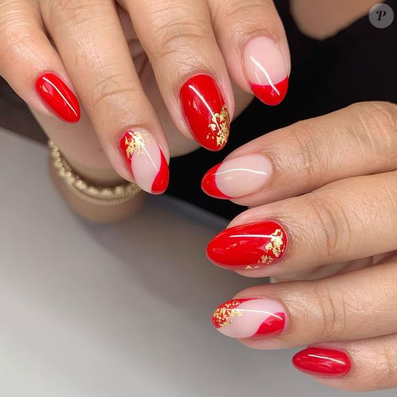 Unhas para o natal com vermelho e dourado: combinação das duas cores de esmalte é marcante para usar no Natal
