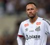 Neymar está afastado dos treinos do Santos após diagnóstico de Covid-19. A informação foi confirmada neste sábado (07) em nota oficial do clube