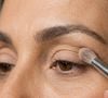 A aplicação estratégica da sombra pode ajudar a valorizar os olhos de mulheres com mais de 40 anos. A recomendação de Clara Cervera é começar com tons naturais e, em seguida, utilizar uma cor mais escura a partir da metade da pálpebra em direção à parte externa, respeitando o formato dos olhos