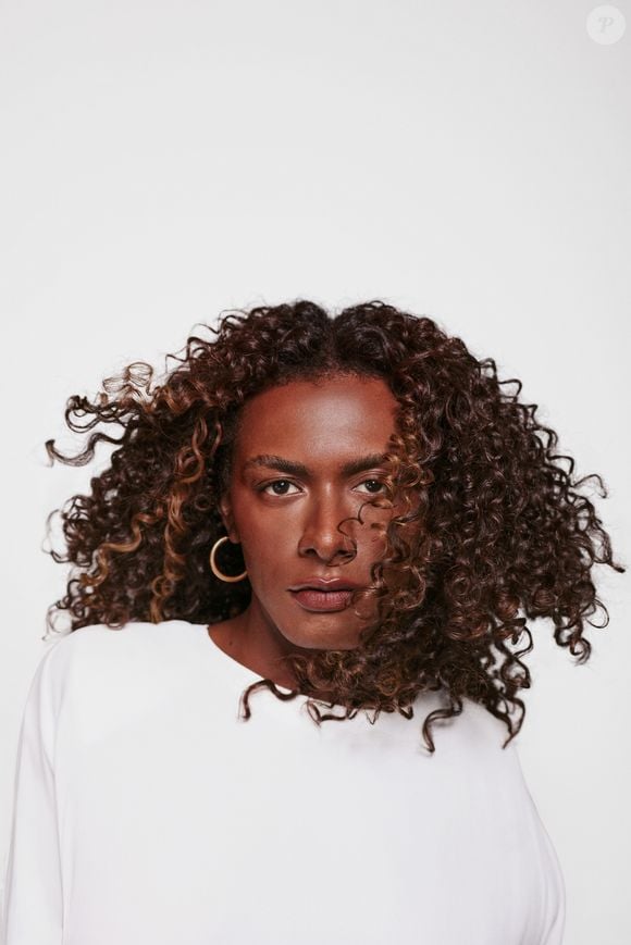 O visual morena iluminada de Liniker marca uma nova fase para a cantora, que encerra a turnê Bye Bye Caju em 2026