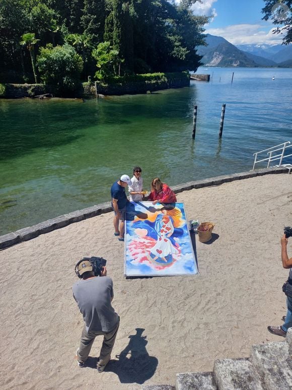 A exposição 'Quando o Céu Invade a Terra', de Christina Oiticica, com essa obra, ficará em cartaz de 12 de setembro a 27 de outubro no Grand Hotel Majestic, às margens do Lago Maggiore
