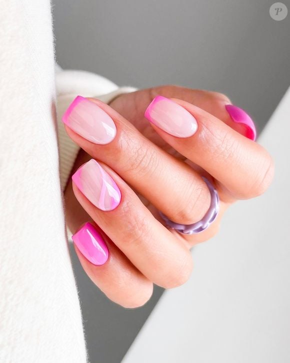 Com esmalte rosa, esa versão de unhas decoradas clarinhas dá o toque minimalista que alonga as mãos