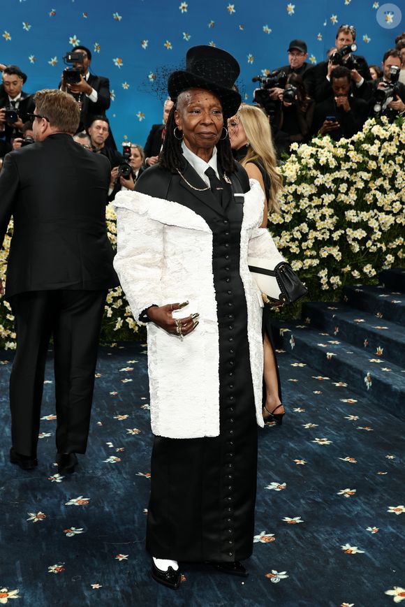Whoopi Goldberg respeitando o tema no Met Gala 2025 com um look de Thom Browne