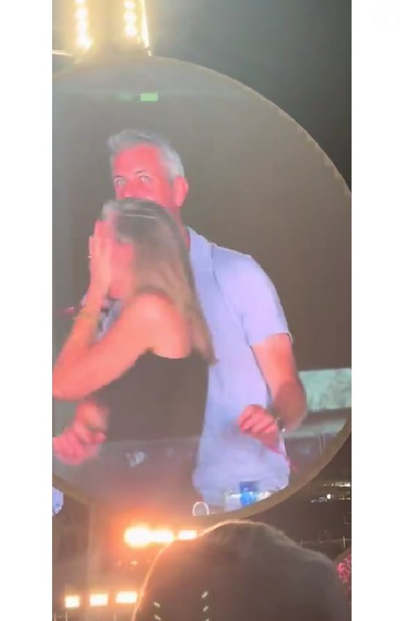 Polêmica em show do Coldplay: após os envolvidos serem flagrados pela câmera do beijo, rapidamente tentaram disfarçar, visivelmente constrangidos.