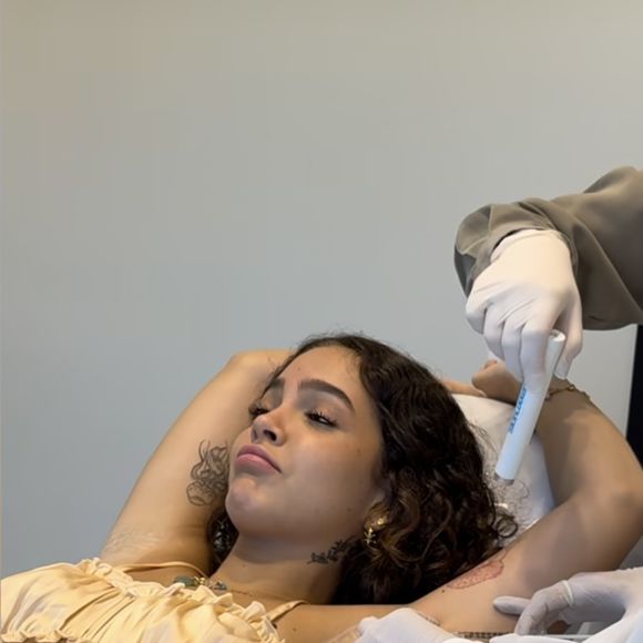 Mel Maia: a sudorese é produzida com a ação da acetilcolina, um neurotransmissor que ajuda na ativação das glândulas sudoríparas écrinas