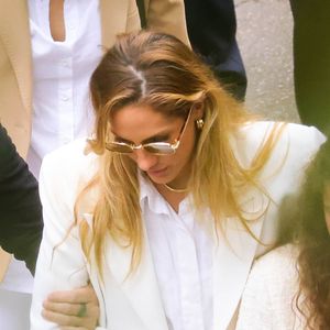 Schynaider Moura deixa sepultamento da filha Anne-Marie