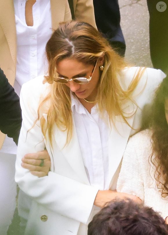 Schynaider Moura deixa sepultamento da filha Anne-Marie