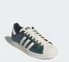 A cor metalizada do Superstar II permite fugir do visual básico e acrescentar personalidade aos looks de festival, especialmente para quem quer destacar os pés na produção