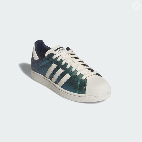 A cor metalizada do Superstar II permite fugir do visual básico e acrescentar personalidade aos looks de festival, especialmente para quem quer destacar os pés na produção