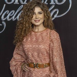 Paula Fernandes interpreta Maria Cecília, avó da protagonista Agrado (Isadora Cruz), que aparece em flashbacks