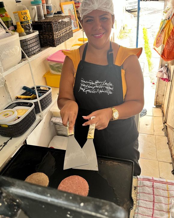 Mani Reggo continuou fazendo lanches em sua barraca e até criou o 'X-Calabreso' em homenagem ao ex