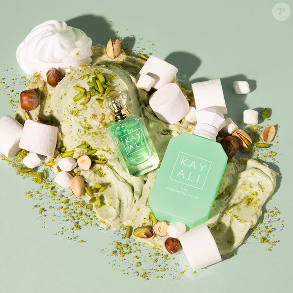 No fundo, marshmallow, algodão doce, chantilly, louqum, fava tonka, almíscar, cacau, cedro e sândalo deixam o rastro mais macio, doce e aconchegante