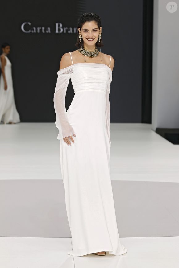 Neste vestido de noiva, o decote ombro a ombro garantiu sofisticação e estilo à peça