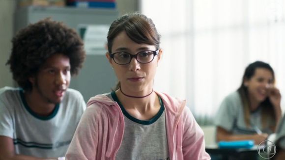 Daphne Bozaski como a introspectiva Benê em 'Malhação - Viva a Diferença'
