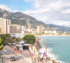 Segundo informações da House & Garden, a tradicional vila de Elton John em Nice foi construída nos anos 1920 como uma colônia para artistas e hoje se destaca pela vista privilegiada para o Mar Mediterrâneo