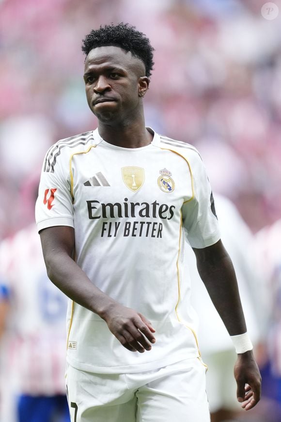 O desempenho de Vini Jr. no Real Madrid ganhou reconhecimento dentro e fora de campo. Com novo contrato até 2032, o atacante brasileiro passa a receber um salário que supera os R$ 100 milhões por temporada