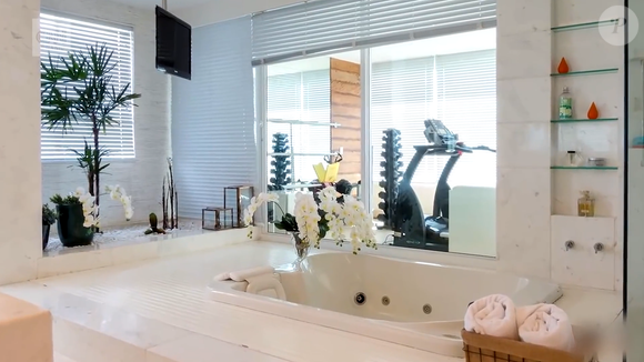 Uma das suítes da mansão possui hidromassagem, segundo a descrição do imóvel. Ao todo, a residência tem quatro suítes amplas, além de outros espaços de uso privado