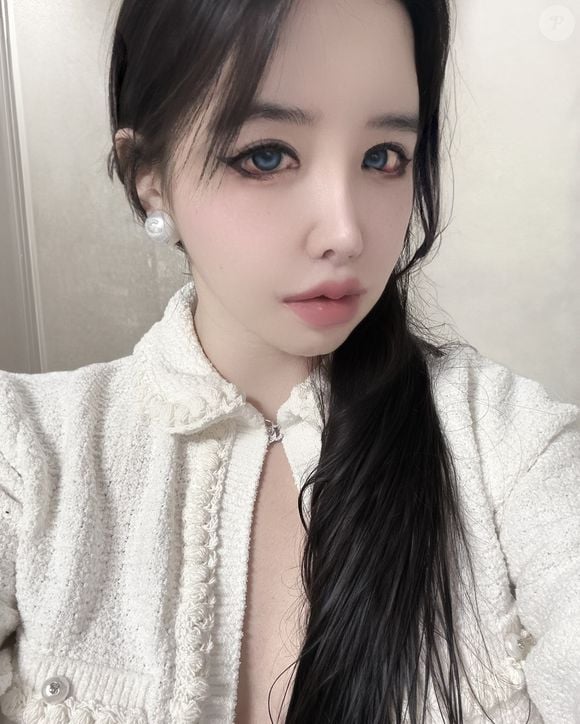 Park Bom chegou a aparecer com os olhos vermelhos em algumas fotos