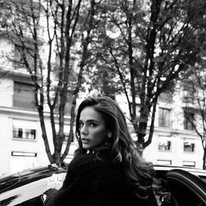 Em Paris para semana de moda, Bruna Marquezine conquistou elogios por look elegante