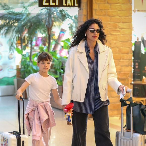 Filha de Débora Nascimento e José Loreto, Bella Loreto chamou atenção pela altura ao aparecer com a mãe no aeroporto