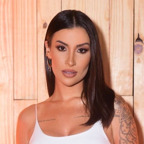 Bianca Andrade exibe cabelo liso em tom natural