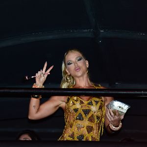 Virgínia posou para fotógrafos bem-humorada e não fugiu dos cliques