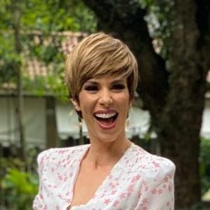 O corte pixie é o curtinho sofisticado que valoriza os traços do rosto e ainda traz praticidade para a rotina, como mostra Ana Furtado aos 52 anos