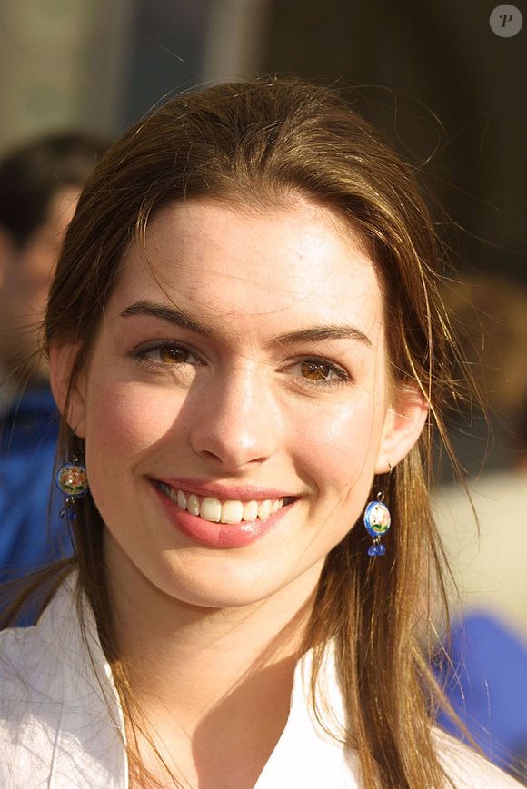 2002: Anne Hathaway já mostrava seu estilo mesmo com acessórios, como brincos